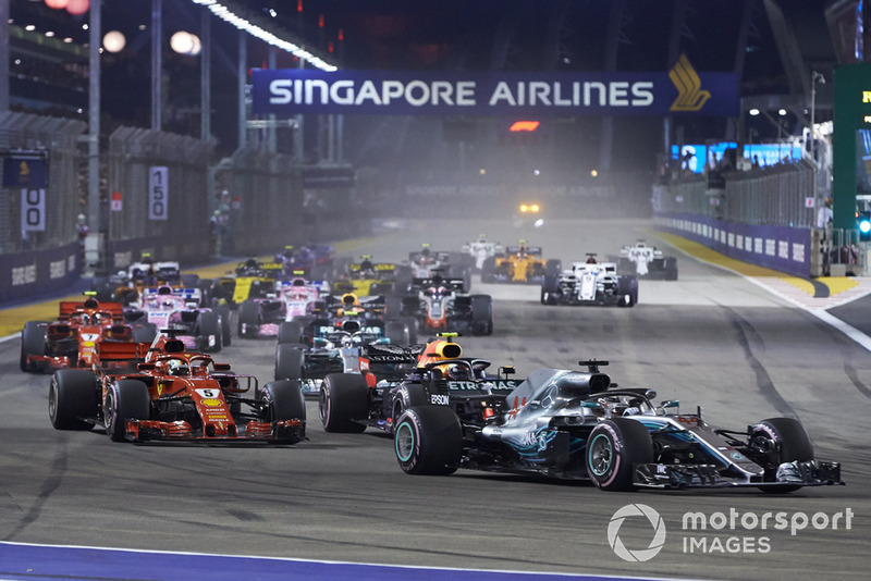 Lewis Hamilton, Mercedes AMG F1 W09 EQ Power+, leads Sebastian Vettel, Ferrari SF71H, Max Verstappen, Red Bull Racing RB14, Valtteri Bottas, Mercedes AMG F1 W09 EQ Power+, Daniel Ricciardo, Red Bull Racing RB14, Kimi Raikkonen, Ferrari SF71H, and the rest of the field at the start of the race