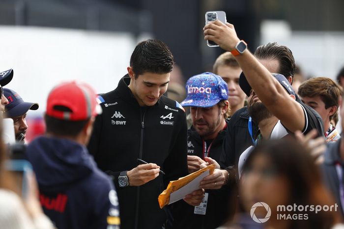 Esteban Ocon, del equipo Alpine F1 Team, llega a la pista