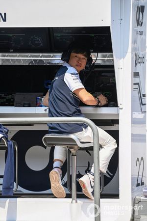Yuki Tsunoda, Scuderia AlphaTauri, on the pit wall