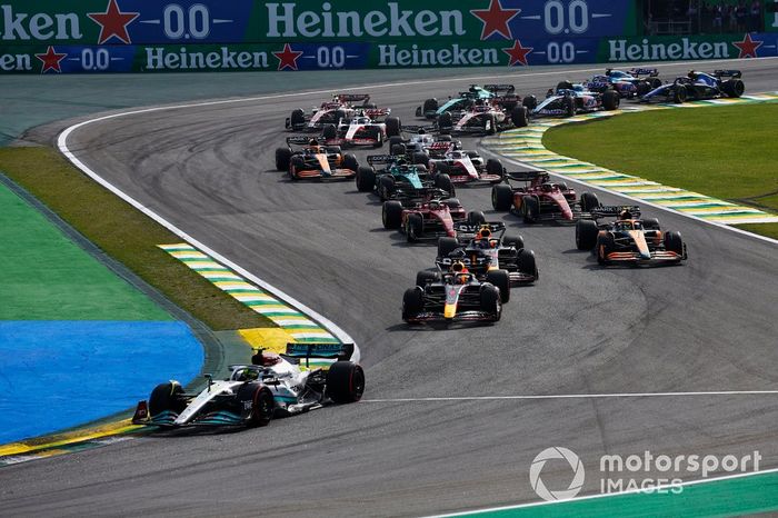 Lewis Hamilton, Mercedes W13, Max Verstappen, Red Bull Racing RB18, Sergio Pérez, Red Bull Racing RB18, Lando Norris, McLaren MCL36, Charles Leclerc, Ferrari F1-75, Carlos Sainz, Ferrari F1-75, el resto en la salida