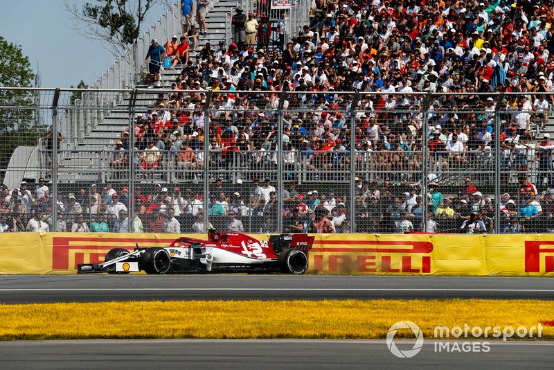 Antonio Giovinazzi, Alfa Romeo Racing C38 spins on track
