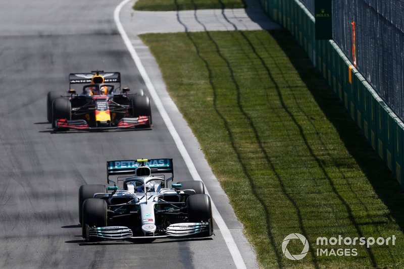 Valtteri Bottas, Mercedes AMG W10, precede Max Verstappen, Red Bull Racing RB15