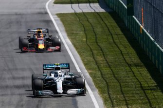 Valtteri Bottas, Mercedes AMG W10, voor Max Verstappen, Red Bull Racing RB15