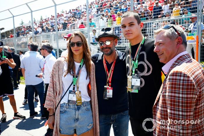 Guy Laliberte, empresario y jugador de póquer, en el centro, con invitados en la parrilla.