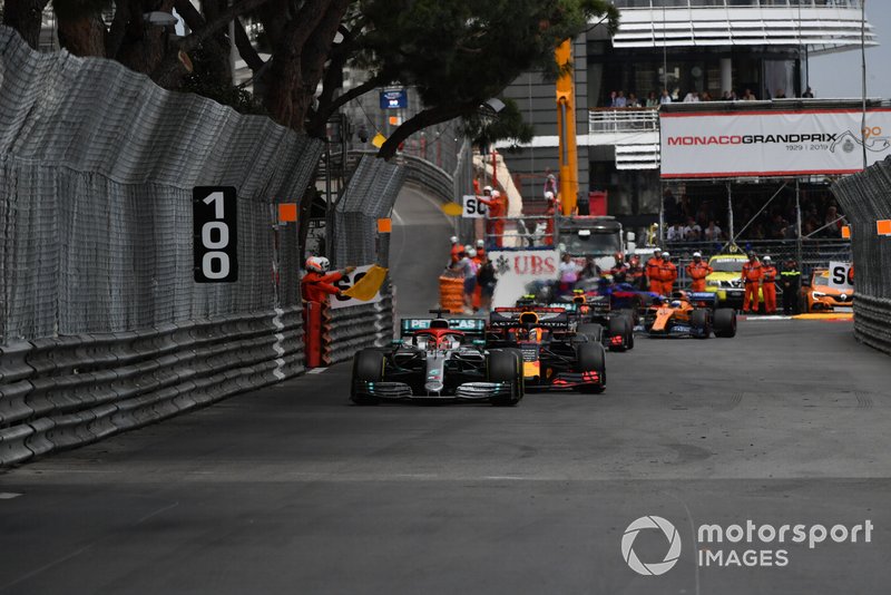 Lewis Hamilton, Mercedes AMG F1 W10, ve Max Verstappen, Red Bull Racing RB15, restartta