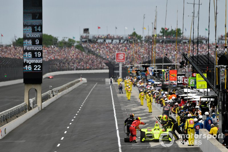Simon Pagenaud, Team Penske Chevrolet pitstop