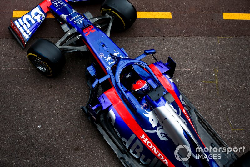 Daniil Kvyat, Toro Rosso STR14, leaves the garage