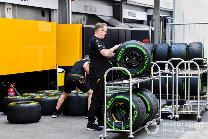 Renault mekanikerleri, Pirelli lastikleri
