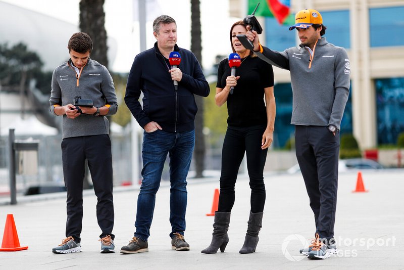 Carlos Sainz Jr., McLaren and Lando Norris, McLaren compete on a Sky TV Challenge with Natalie Pinkham, Sky TV and David Croft, Sky TV
