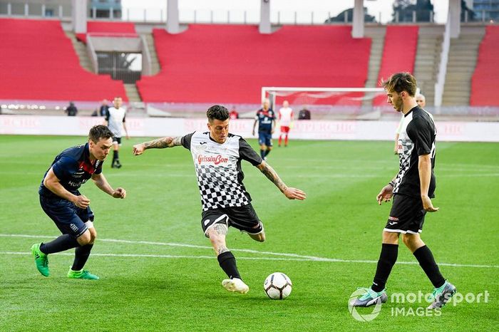 Pierre Gasly jugando a fútbol