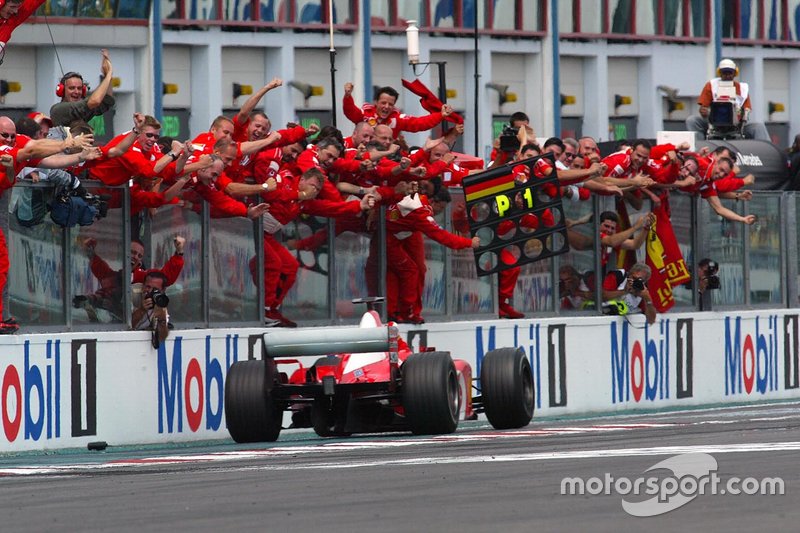 Michael Schumacher, Ferrari'deki sekizinci galibiyetini kazanıyor