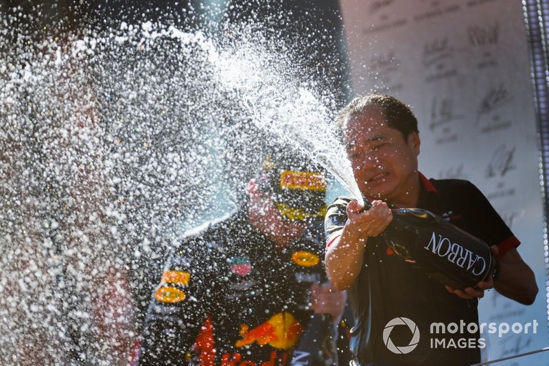 Toyoharu Tanabe, Director Técnico de F1, Honda celebra en el podio con el champán del ganador de la carrera Max Verstappen, Red Bull Racing