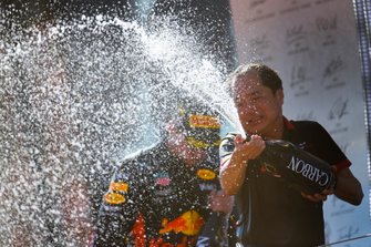 Toyoharu Tanabe, F1 Technical Director, Honda celebrates on the podium with the champagne with Race winner Max Verstappen, Red Bull Racing
