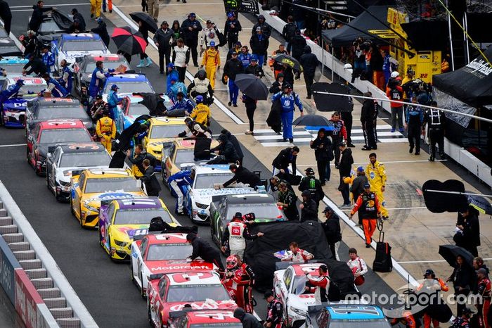 Vista general de los coches en el pit road y sus cubiertas