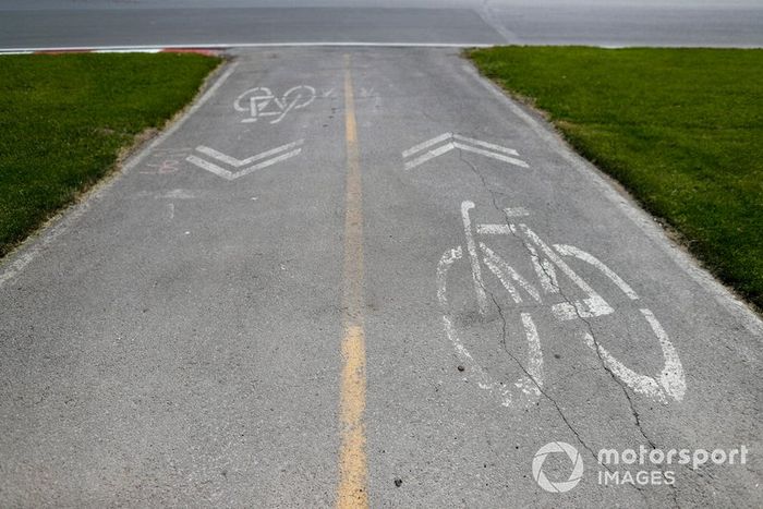 Un carril para bici junto al circuito