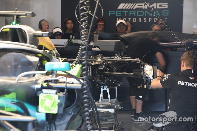 Mercedes AMG F1 W10, dettaglio del freno anteriore