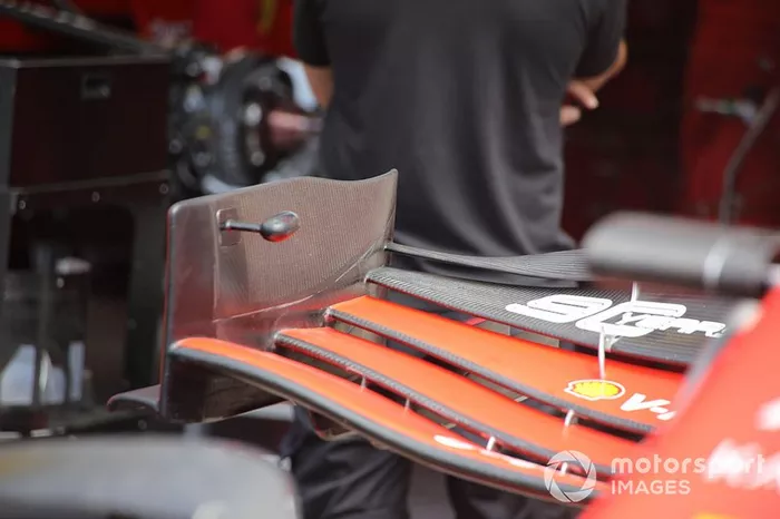 Detalhe da asa dianteira da Ferrari