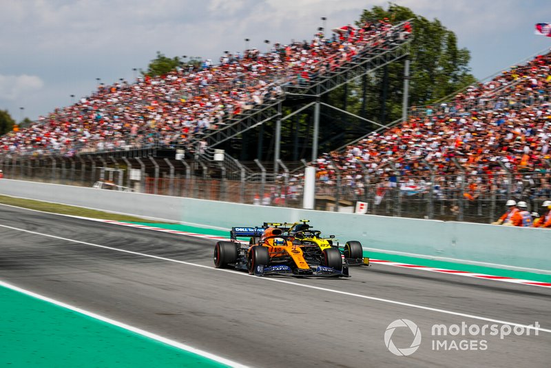Lando Norris, McLaren MCL34, guida Nico Hulkenberg, Renault R.S. 19