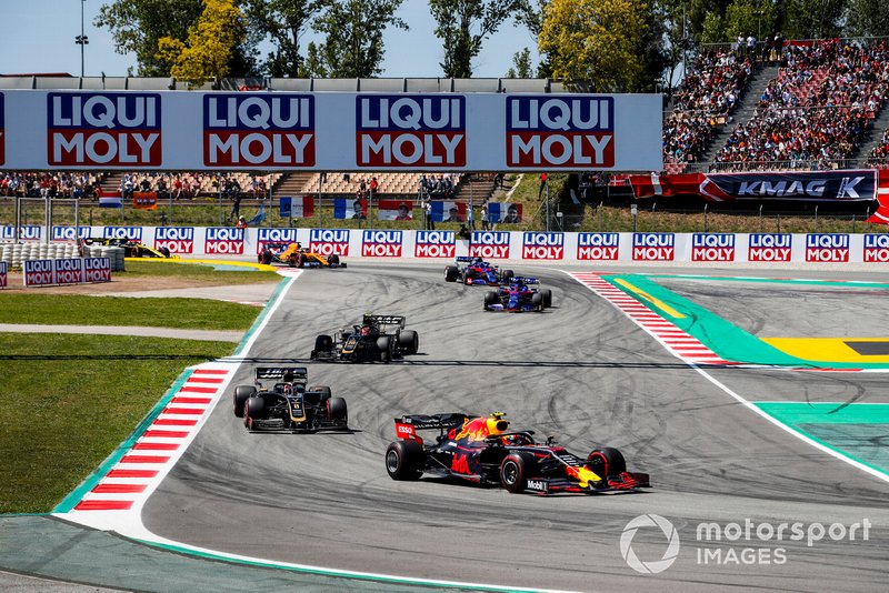 Pierre Gasly, Red Bull Racing RB15, leads Romain Grosjean, Haas F1 Team VF-19, Kevin Magnussen, Haas F1 Team VF-19, Daniil Kvyat, Toro Rosso STR14, and Alexander Albon, Toro Rosso STR14