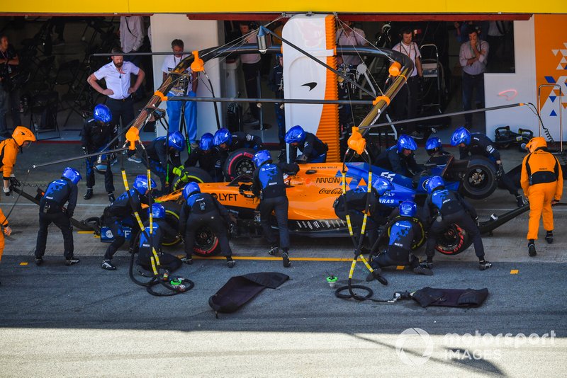 Carlos Sainz Jr., McLaren MCL34 pit stop