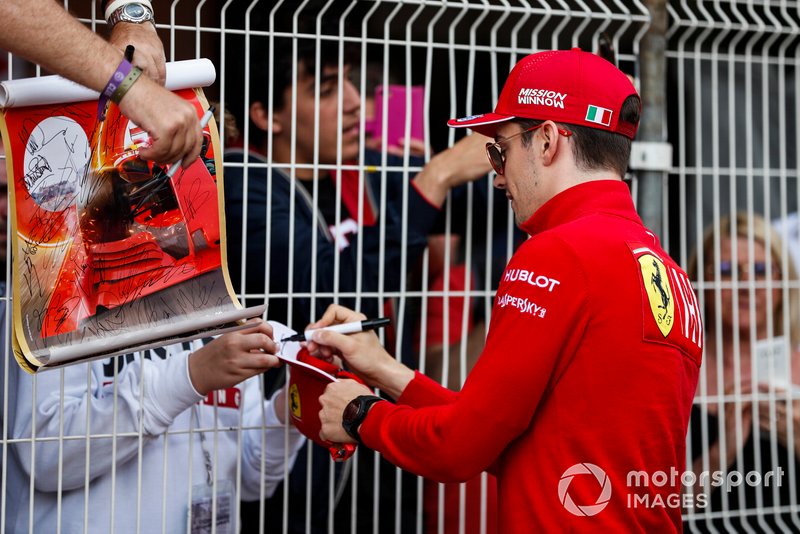 Charles Leclerc, Ferrari, firma un autografo a un tifoso
