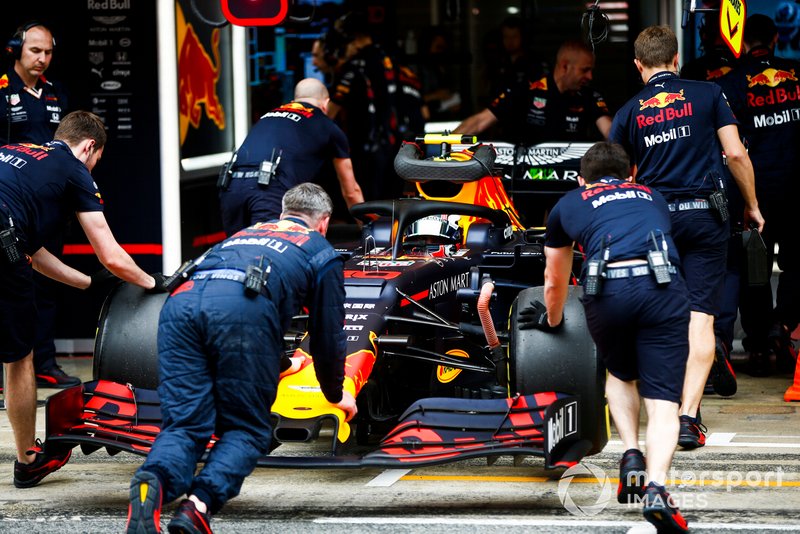 Pierre Gasly, Red Bull Racing RB15, est ramené au garage