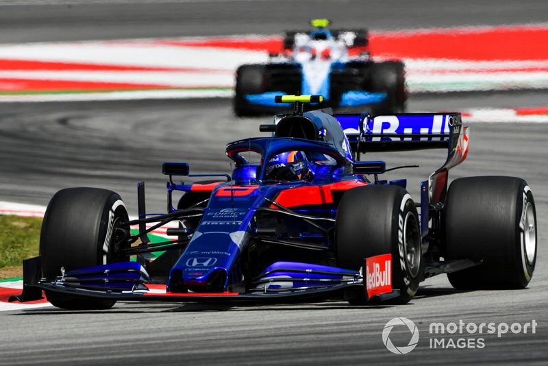 Alexander Albon, Toro Rosso STR14, leads Robert Kubica, Williams FW42