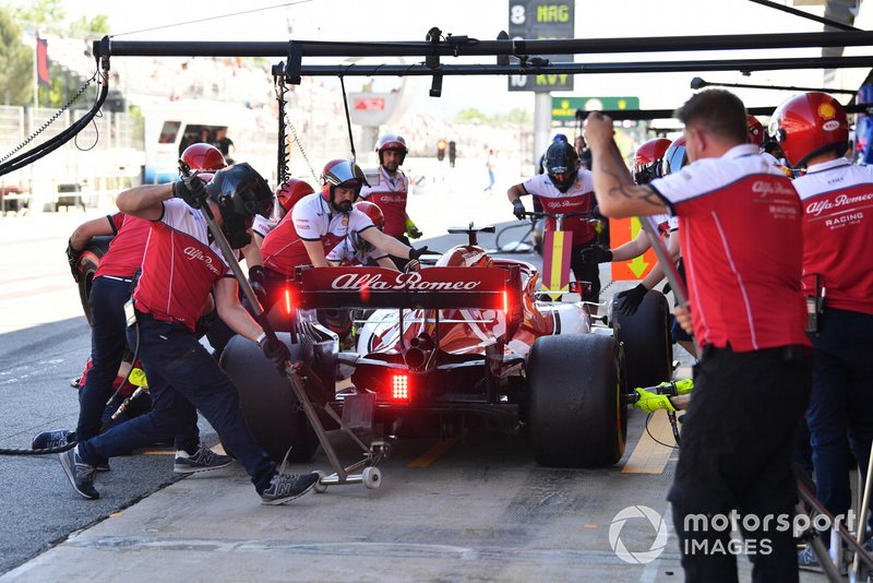 Kimi Raikkonen, Alfa Romeo Racing C38, in the pits during practice