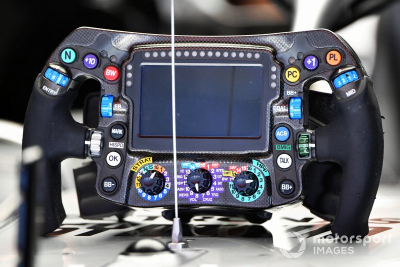 Mercedes W10: Lenkrad