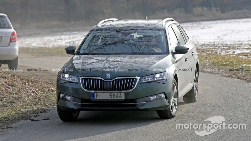 Шпигунське фото оновленого Skoda Superb 2019 року