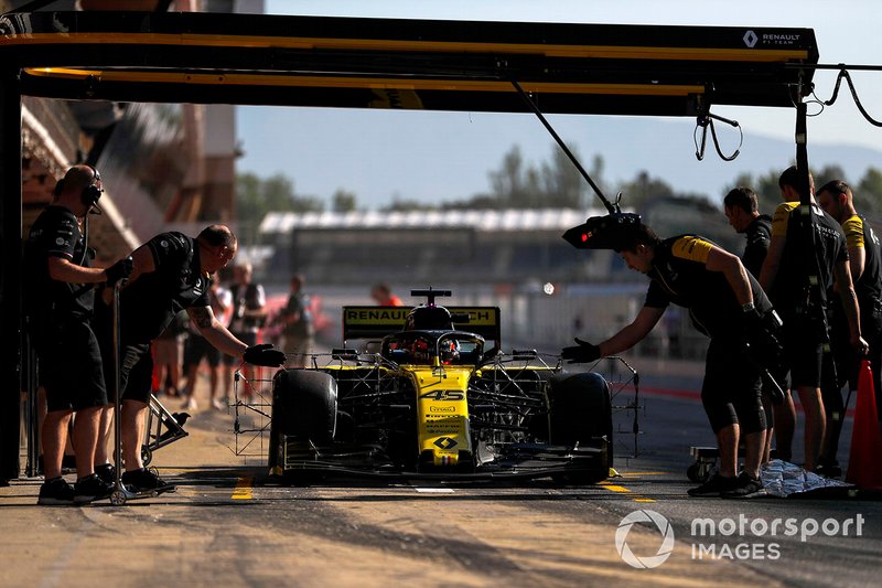 Jack Aitken, Renault R.S. 19, durante un pit stop