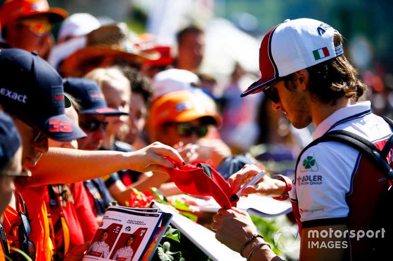 Antonio Giovinazzi, Alfa Romeo Racing firma un autografo ai fan