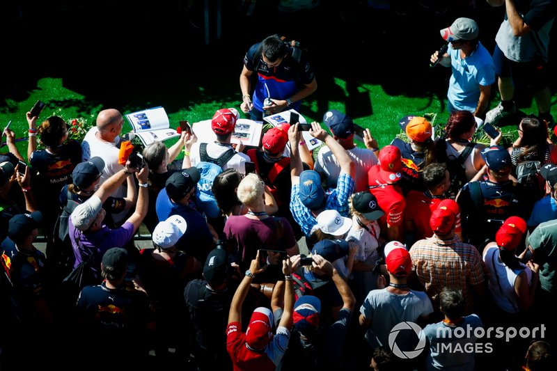 Alexander Albon, Toro Rosso signs a autograph for a fan