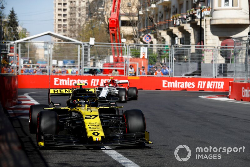 Nico Hulkenberg, Renault R.S. 19, leads Antonio Giovinazzi, Alfa Romeo Racing C38