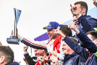 Podyum: Yarış galibi Robin Frijns, Envision Virgin Racing, Audi e-tron FE05