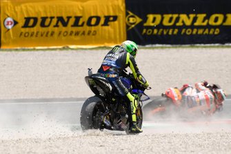 Valentino Rossi, Yamaha Factory Racing, Joan Mir, Team Suzuki MotoGP, running wide