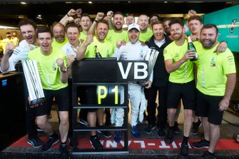 Valtteri Bottas, Mercedes AMG F1 viert zijn overwinning met zijn team