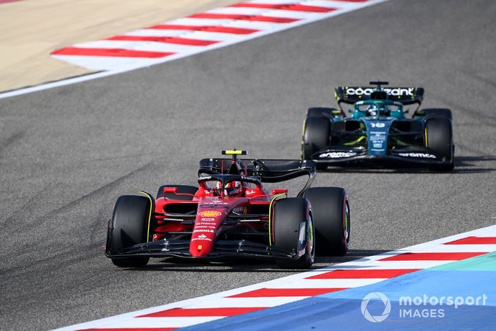Carlos Sainz Jr, Ferrari F1-75, Lance Stroll, Aston Martin AMR22