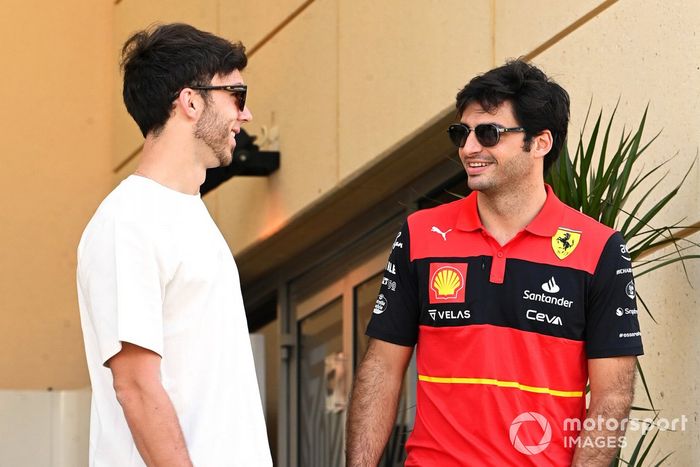 Pierre Gasly, Scuderia AlphaTauri, con Carlos Sainz Jr., Ferrari