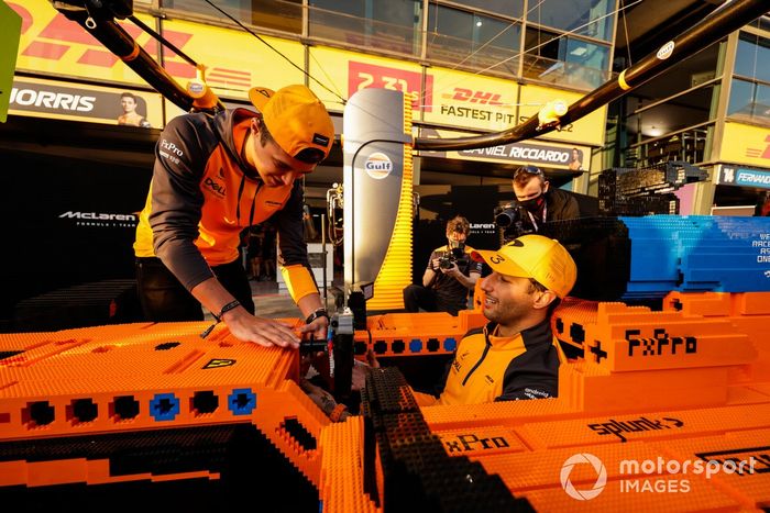 Daniel Ricciardo, McLaren, Lando Norris, McLaren, con un coche de Lego