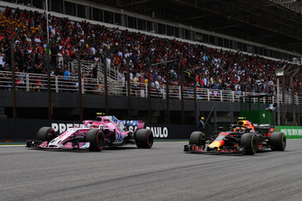 Esteban Ocon, Racing Point Force India VJM11 lotta con Max Verstappen, Red Bull Racing RB14