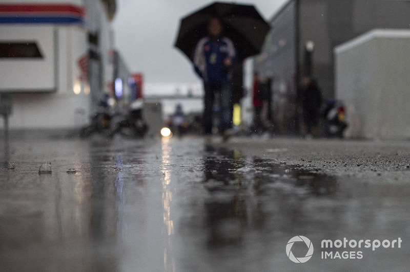 Lluvia en el paddock