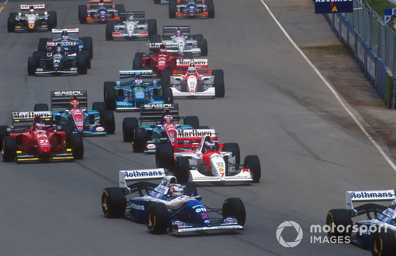 Nigel Mansell follows Damon Hill, Williams FW16B avec Mika Hakkinen, McLaren MP4/9, Gerhard Berger, Ferrari 412T1B, Rubens Barrichello, Eddie Irvine, Jordan 194 and Johnny Herbert, Benetton B194, et Martin Brundle, McLaren MP4/9