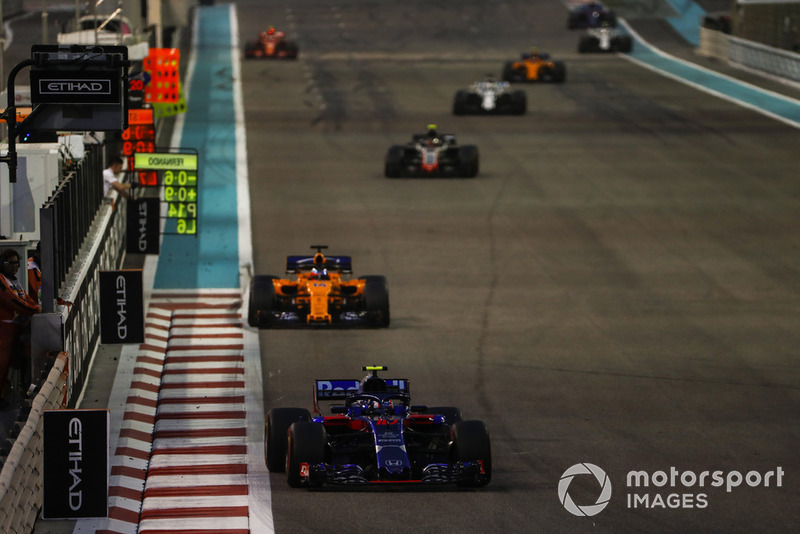 Pierre Gasly, Scuderia Toro Rosso STR13, leads Fernando Alonso, McLaren MCL33, y Kevin Magnussen, Haas F1 Team VF-18