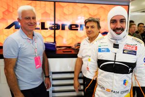 Jose Luis Alonso nel garage con il figlio Fernando Alonso, McLaren