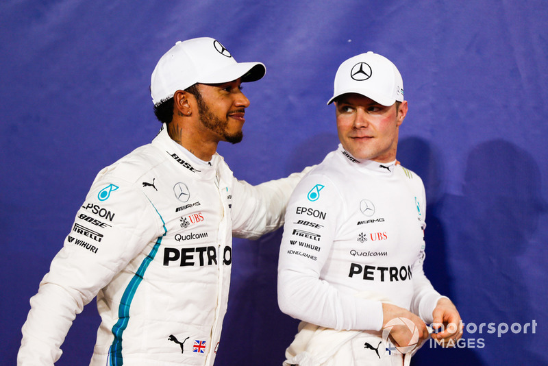 Ganador de la pole Lewis Hamilton, Mercedes AMG F1 y Valtteri Bottas, Mercedes AMG F1