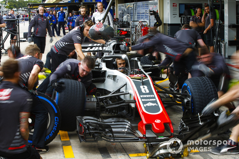 Mekanik Haas berlatih pit stop dengan pembalap pengembang, Louis Delertraz