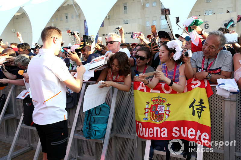 Stoffel Vandoorne, McLaren signs autographs for the fans