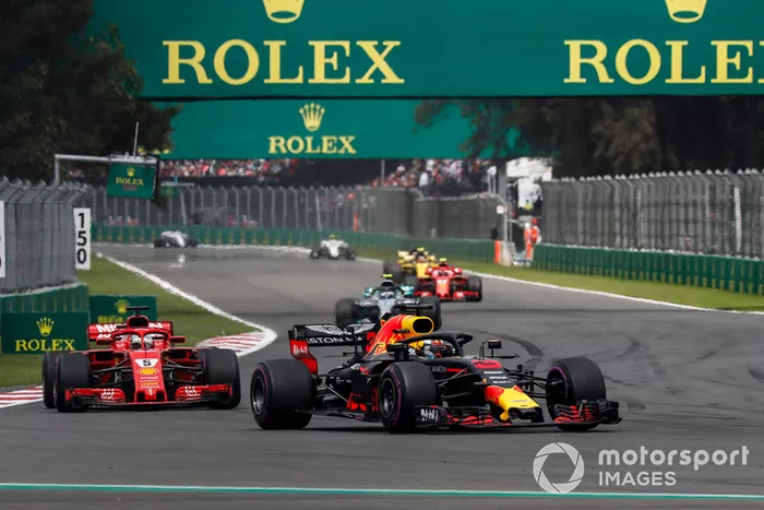 Daniel Ricciardo, Red Bull Racing RB14 y Sebastian Vettel, Ferrari SF71H 