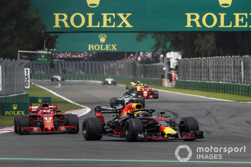 Daniel Ricciardo, Red Bull Racing RB14 y Sebastian Vettel, Ferrari SF71H